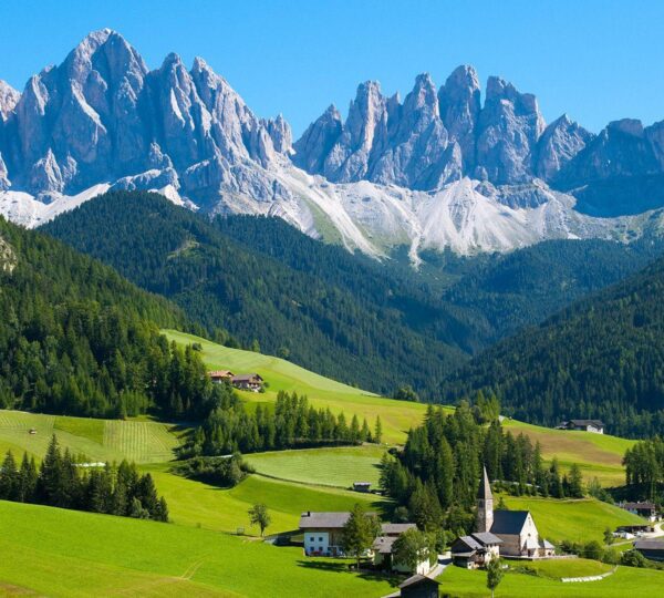 Switzerland enchants tourists with stunning Alpine landscapes, picturesque villages, and world-class skiing. From Zurich’s vibrant culture to Interlaken’s adventure sports and Lake Geneva’s serene beauty, Switzerland offers a perfect blend of nature, luxury, and outdoor activities for an unforgettable getaway.