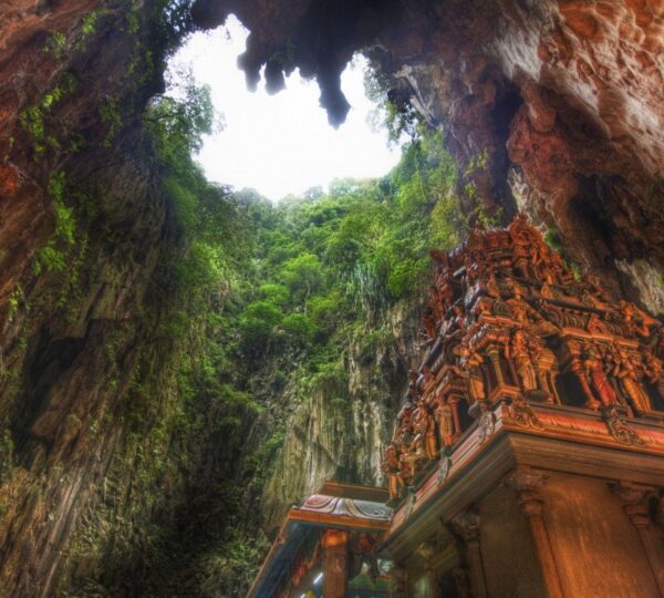 Malaysia’s old temple showcase rich cultural heritage and stunning architecture. Thean Hou Temple in Kuala Lumpur, Kek Lok Si in Penang, and Sri Mahamariamman Temple attract tourists with intricate carvings, spiritual ambiance, and historical significance, offering a deep cultural experience.