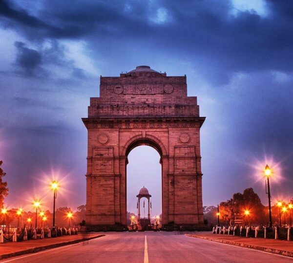 India Gate, a historic war memorial in Delhi, attracts tourists with its grandeur and patriotic significance. Illuminated at night, it offers a stunning view. Visitors enjoys strolls, vibrant street food, and nearby attractions like Rashtrapati Bhavan and Rajpath, enhancing the experience.
